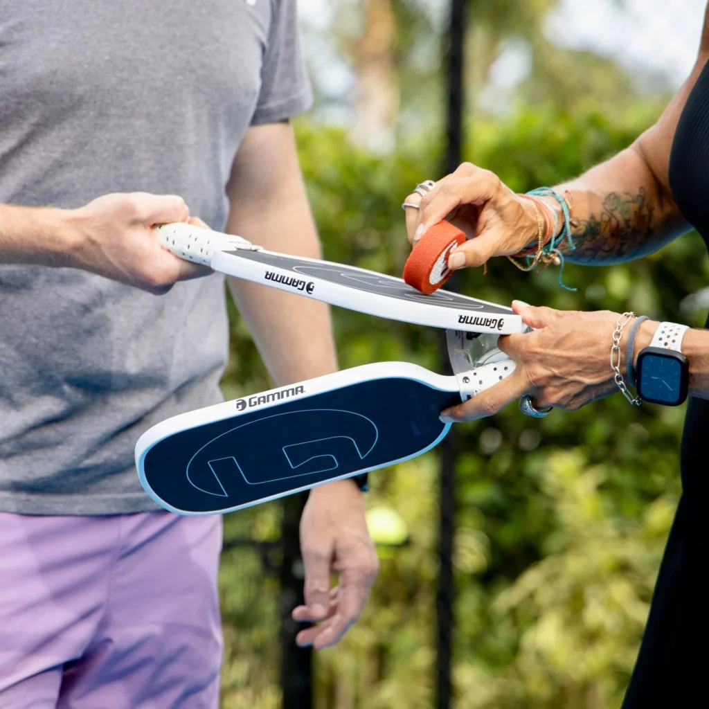 Vệ sinh mặt vợt pickleball thường xuyên để kéo dài thời gian sử dụng vợt Vệ sinh mặt vợt pickleball thường xuyên để kéo dài thời gian sử dụng vợt